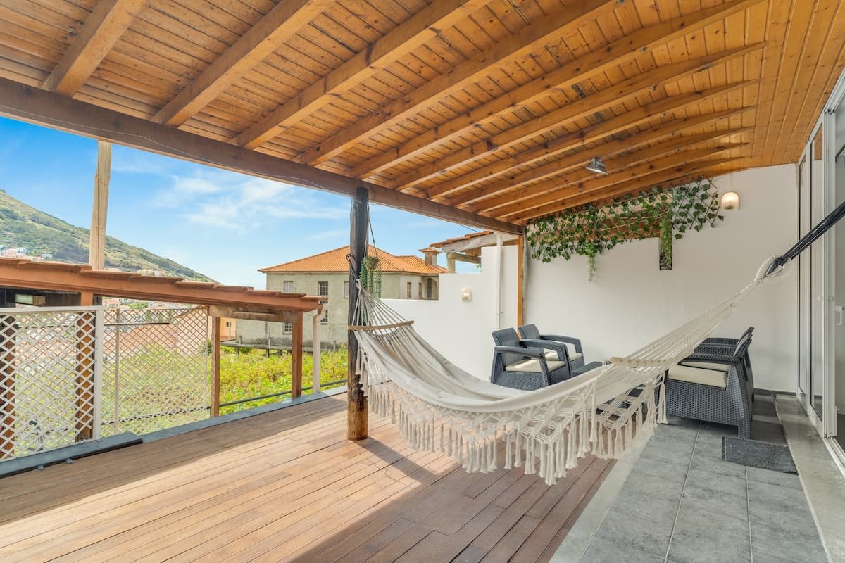 Zona exterior com cama de rede, churrasco e forno a lenha