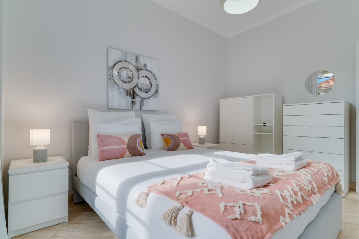 Bedroom with queen size bed