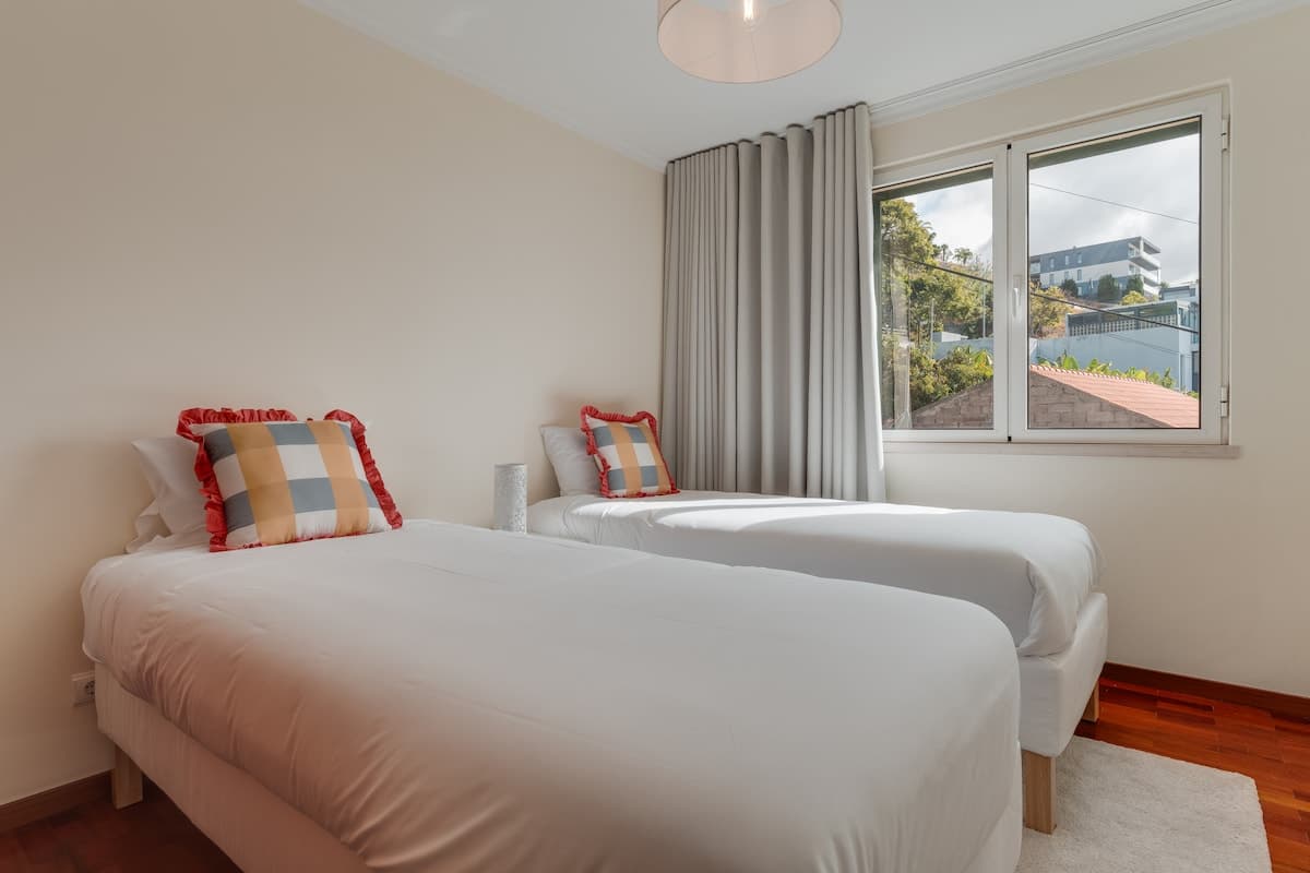 Twin bedroom with 2 king size single beds