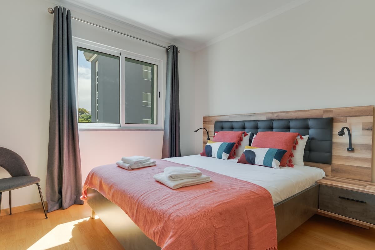 Suite bedroom with a Queen size bed