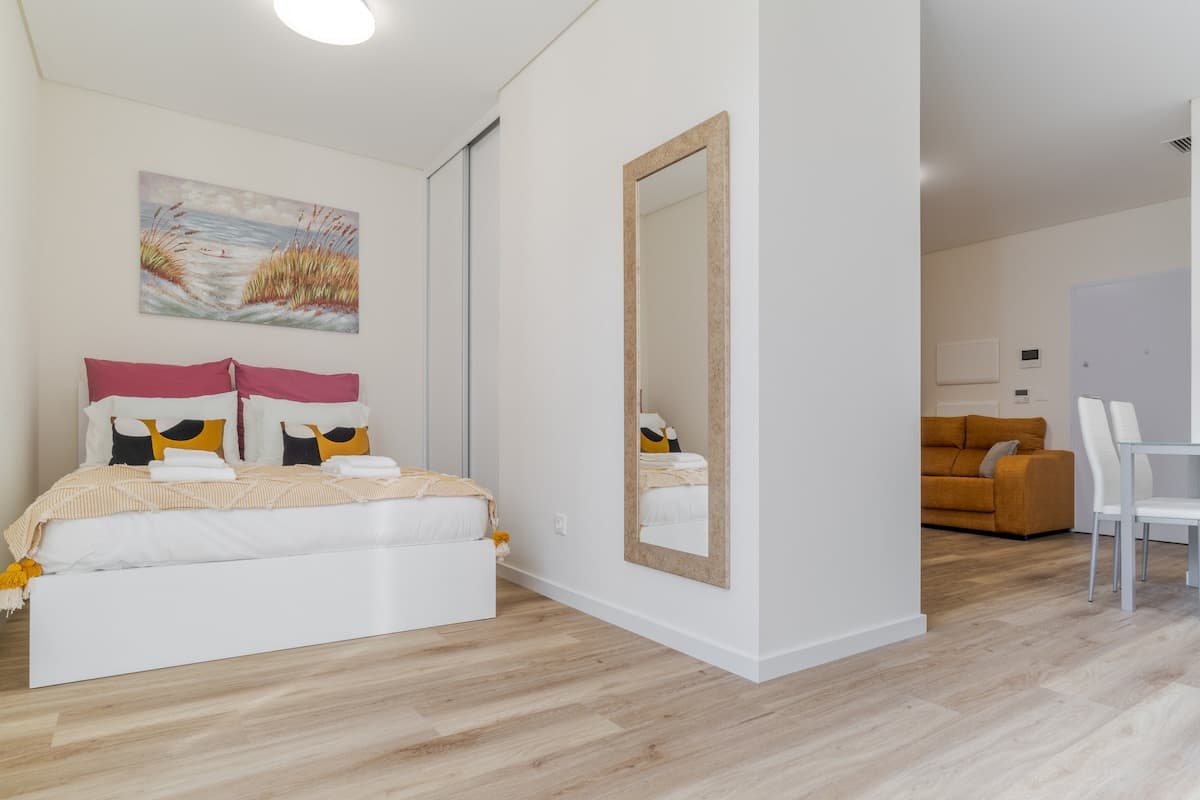 Quarto com cama de casal confortável.