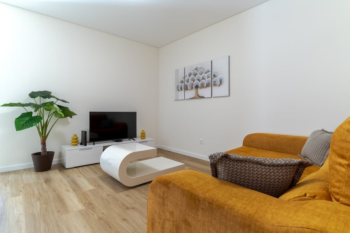 Sala de estar equipada com confortável sofá-cama.