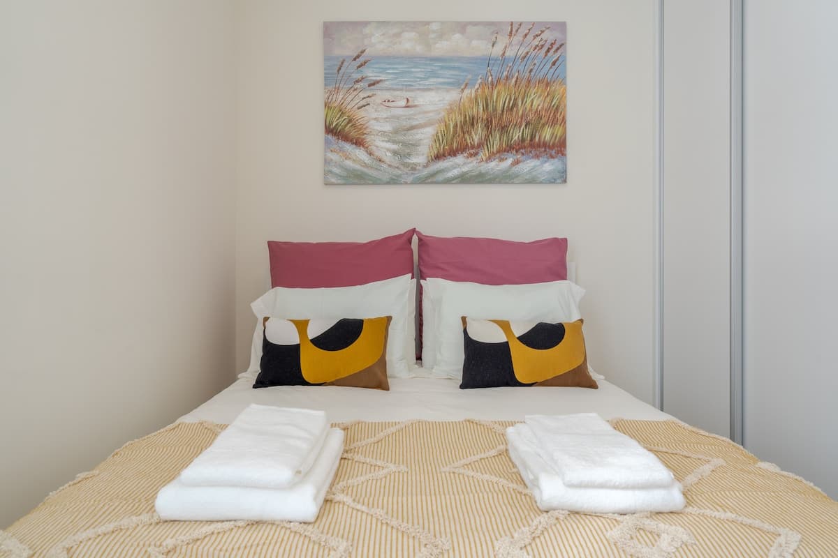 Quarto com cama de casal confortável.