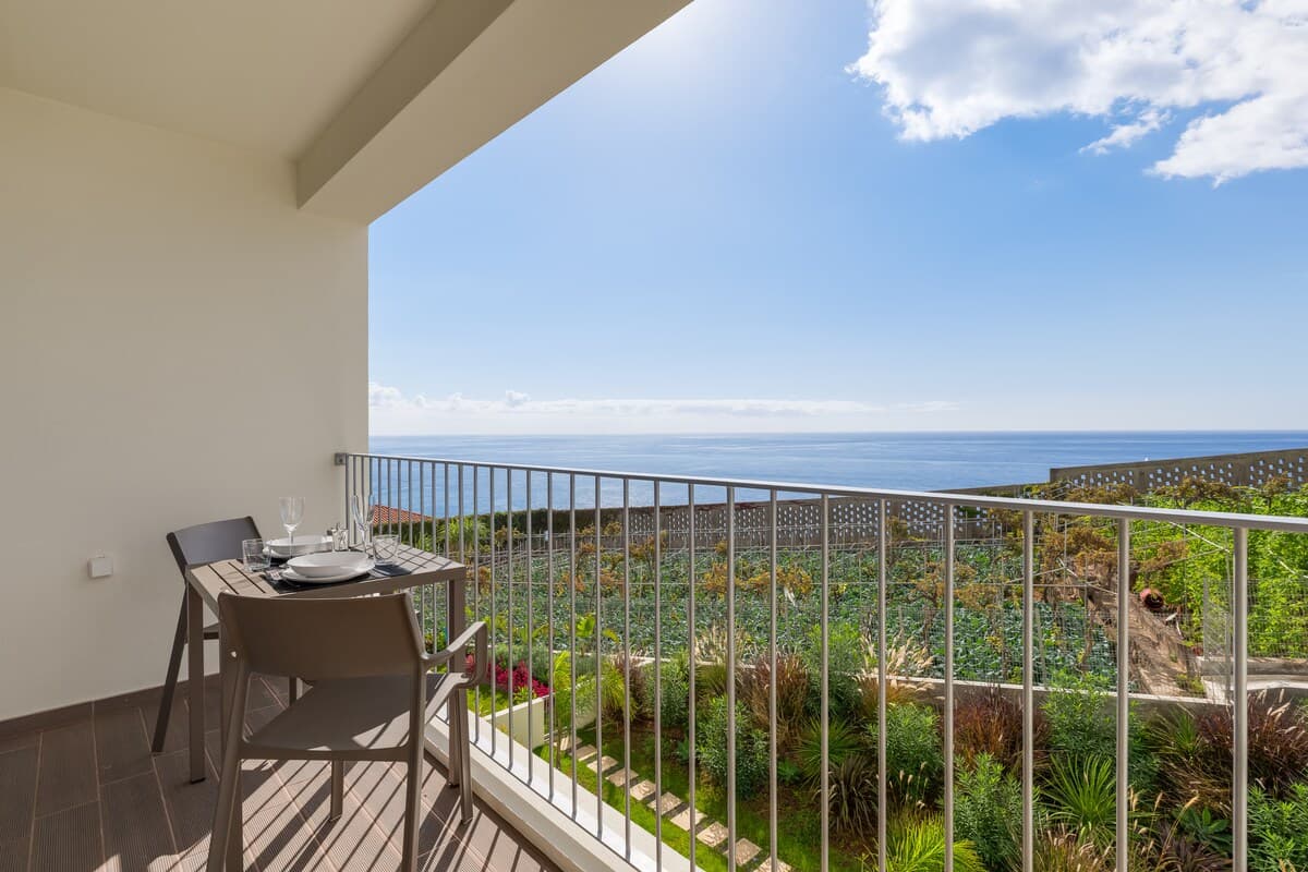 Varanda privada com vista para a vinha, ideal para momentos tranquilos ao ar livre.