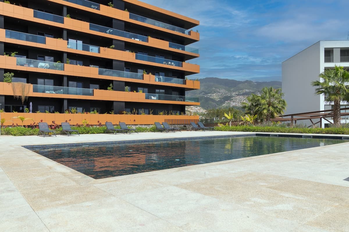 Piscina do edifício, de uso partilhado com os restantes moradores do condomínio.