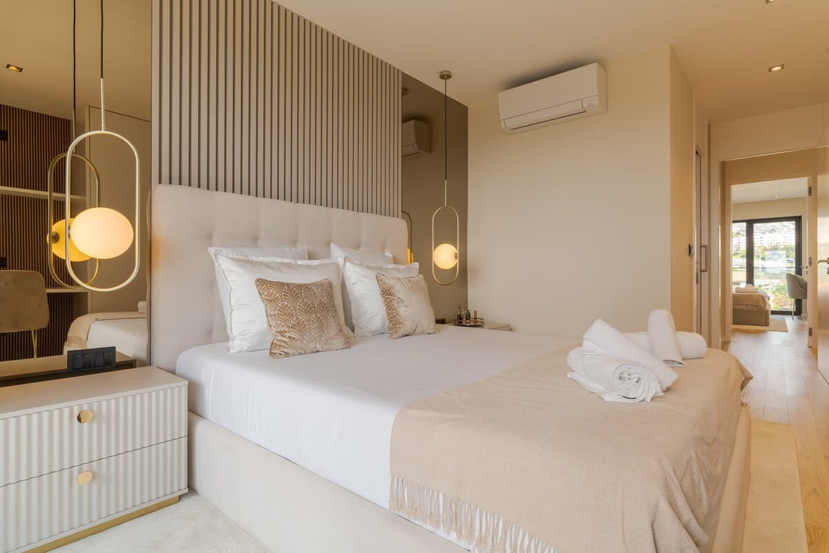 Quarto com cama Queen Size e espaço de trabalho.
