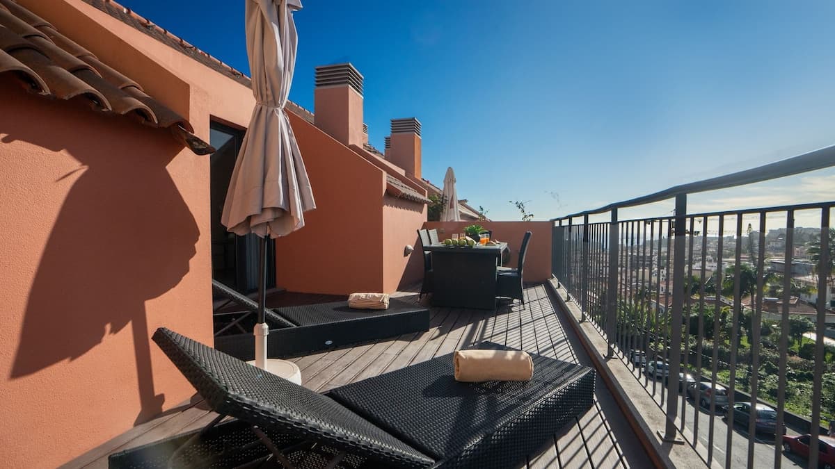 The Eclipse II apartment's terrace offers a stunning ocean view and panoramic sights of Funchal Bay, making it the perfect spot to relax and enjoy the beauty of this vibrant city. #cityview #oceanview #terrace