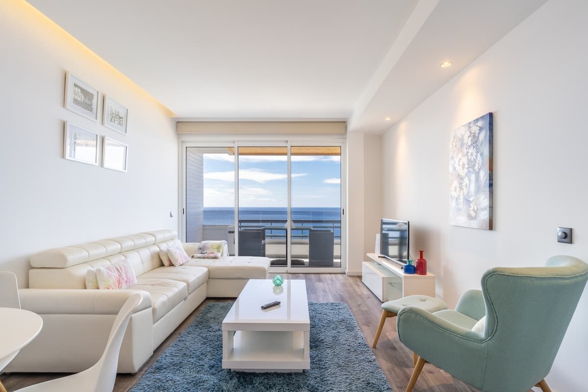 Sala de estar com sofá cama para 2 adultos