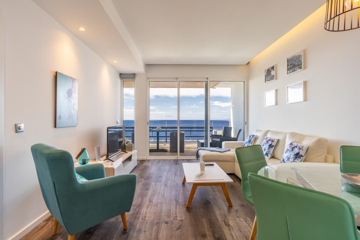 Sala de estar com sofá cama para 2 adultos