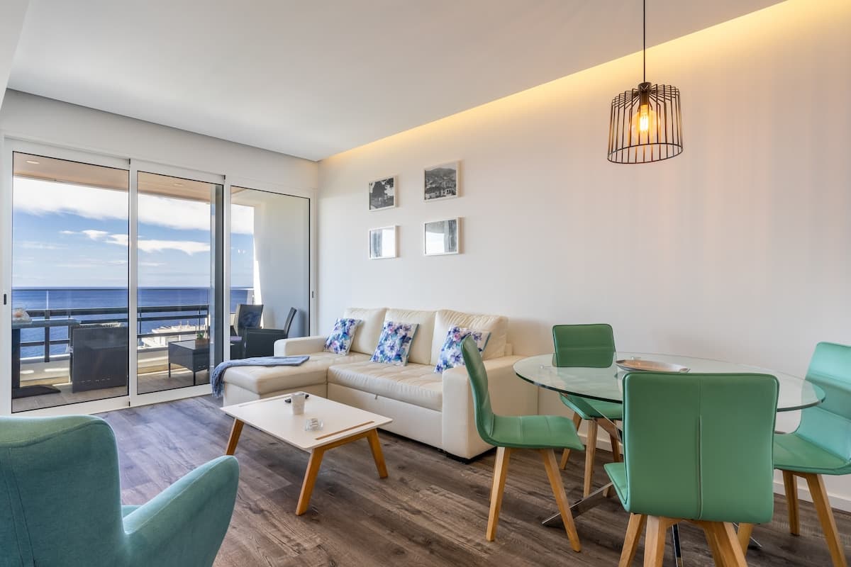 Sala de estar com sofá cama para 2 adultos