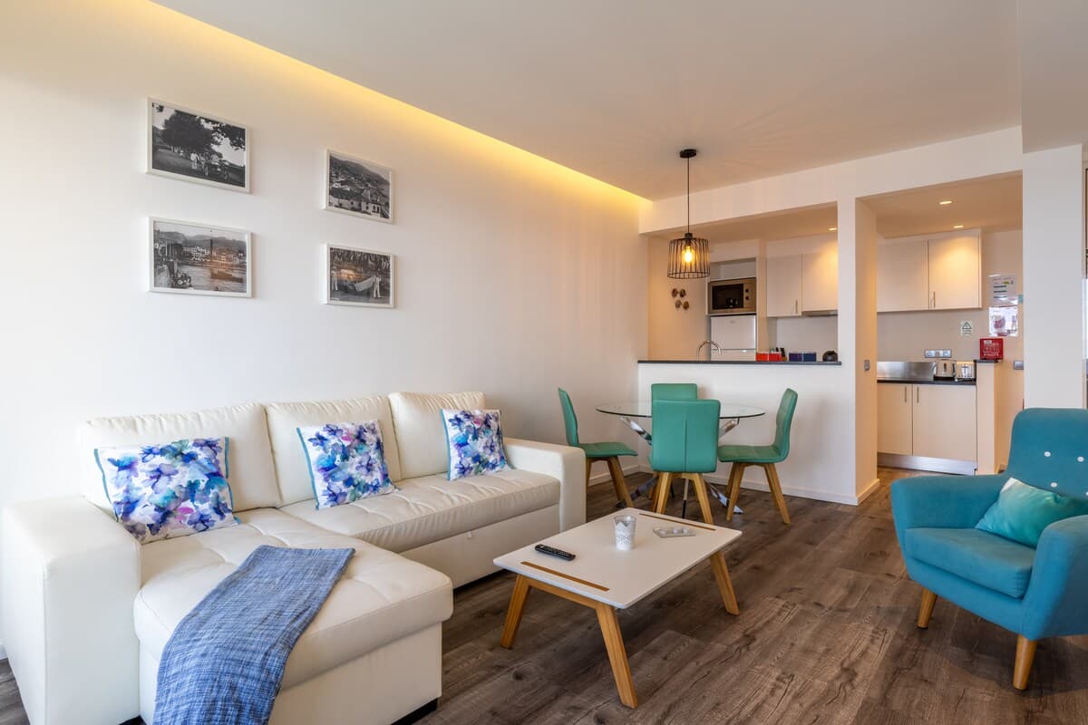 Sala de estar com sofá cama para 2 adultos