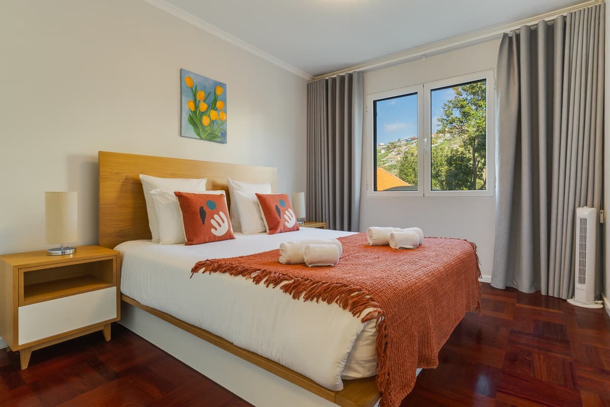 Queen Size bed with a private bathroom