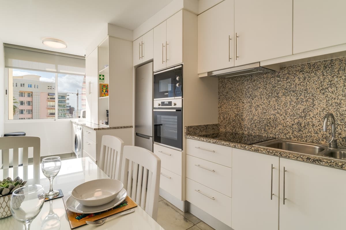 Complete kitchen with dishwasher and washing machine