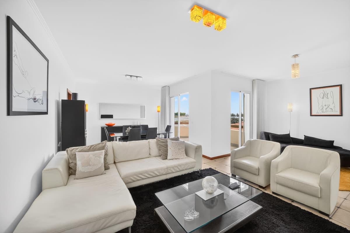 Spacious and bright living room with comfortable seating and a relaxing atmosphere.